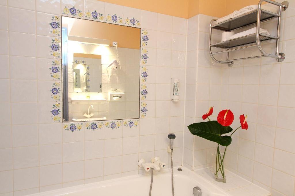 Logis Hotel Le Prieure Bourg-Saint-Andéol Rum bild